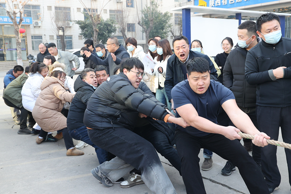 燃動冬日 “繩”采飛揚(yáng)——公司舉行“迎元旦 強(qiáng)體魄 聚力量 開新局”拔河比賽！